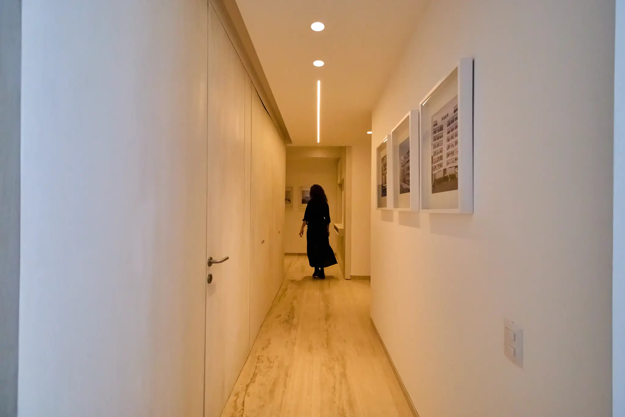 Recorrido de acceso en una residencia de Vedana